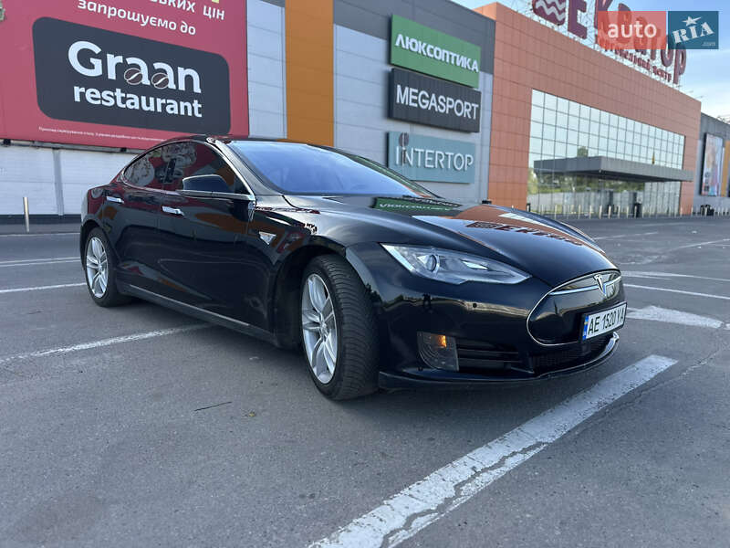 Лифтбек Tesla Model S 2015 в Полтаве