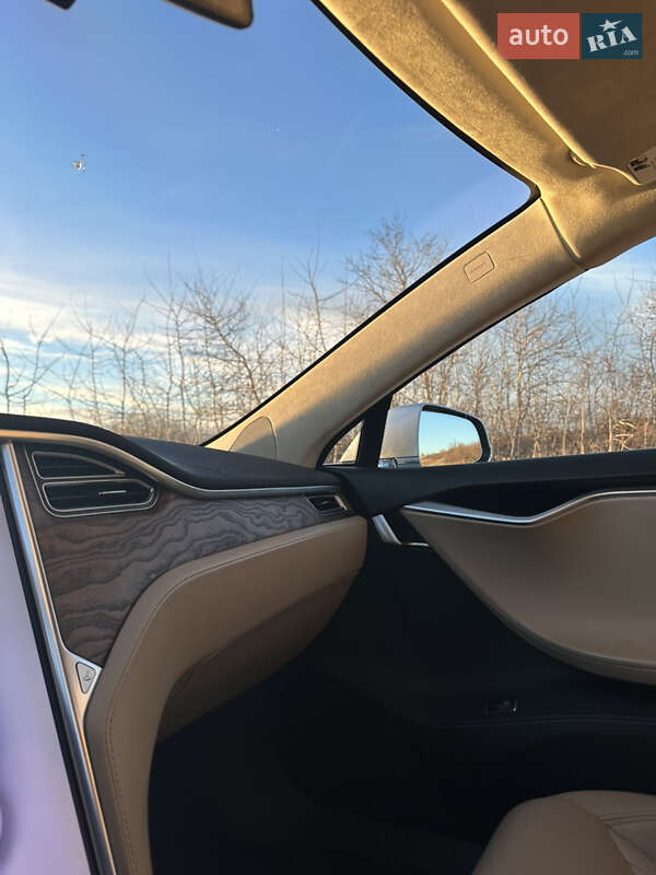 Ліфтбек Tesla Model S 2016 в Івано-Франківську