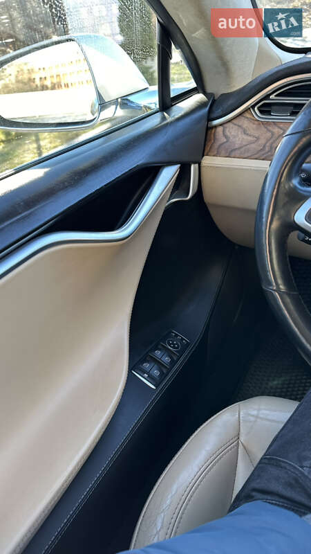 Ліфтбек Tesla Model S 2016 в Івано-Франківську