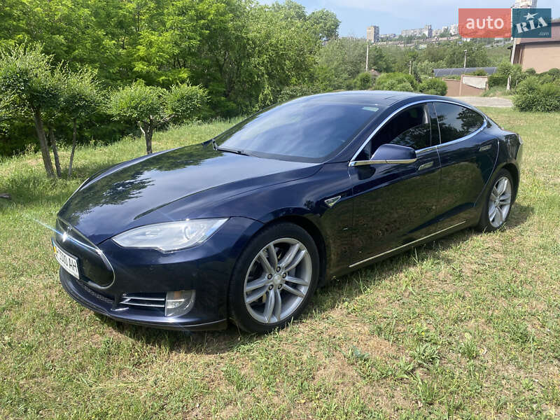Лифтбек Tesla Model S 2014 в 