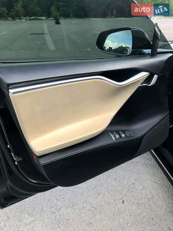 Лифтбек Tesla Model S 2016 в Киеве фото 23 Лифтбек Tesla Model S 2016 в Киеве