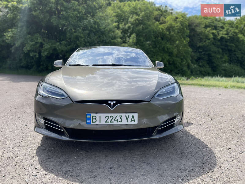 Лифтбек Tesla Model S 2016 в Киеве