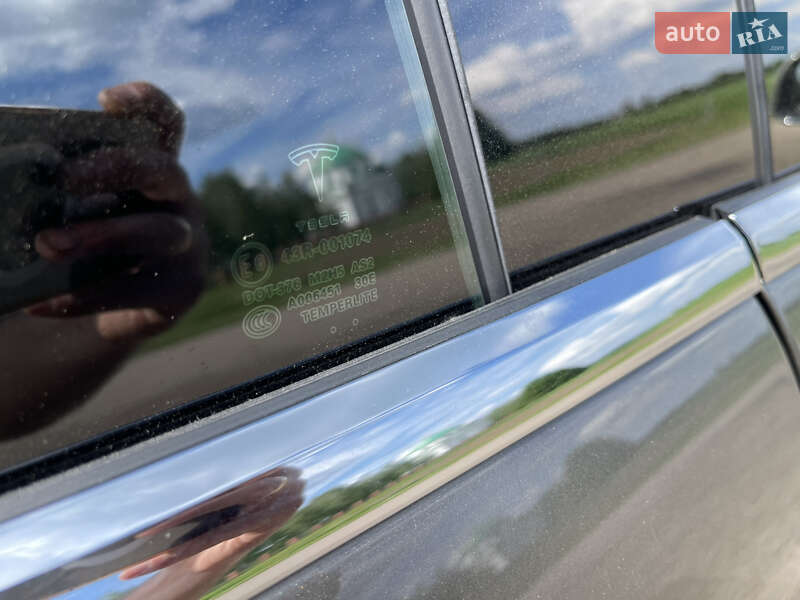 Лифтбек Tesla Model S 2016 в Киеве