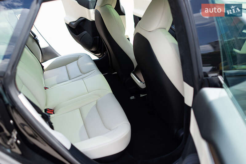 Лифтбек Tesla Model S 2023 в Киеве