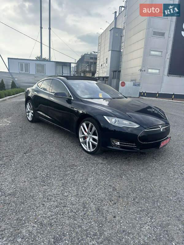 Ліфтбек Tesla Model S 2015 в Чернівцях