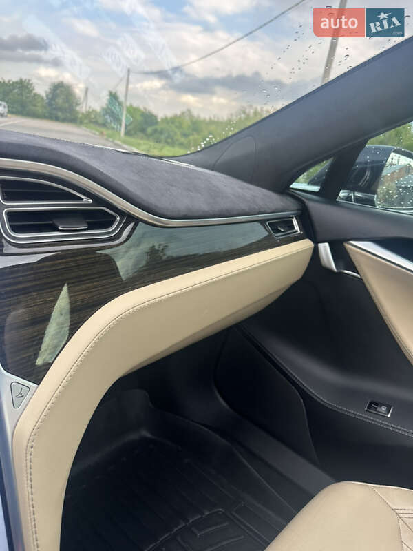 Ліфтбек Tesla Model S 2015 в Чернівцях