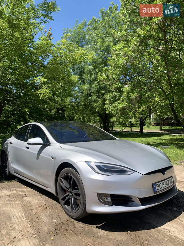 Ліфтбек Tesla Model S 2017 в Львові