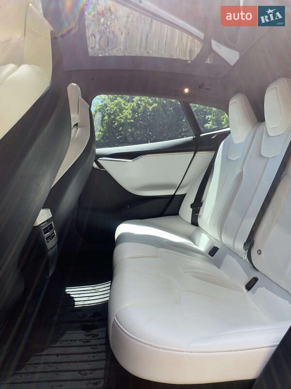 Ліфтбек Tesla Model S 2017 в Львові