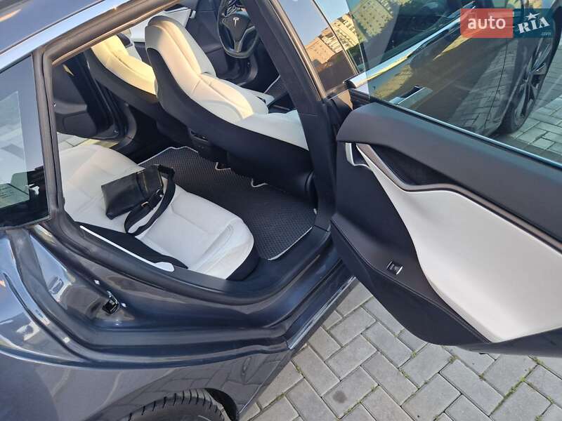 Лифтбек Tesla Model S 2018 в Львове