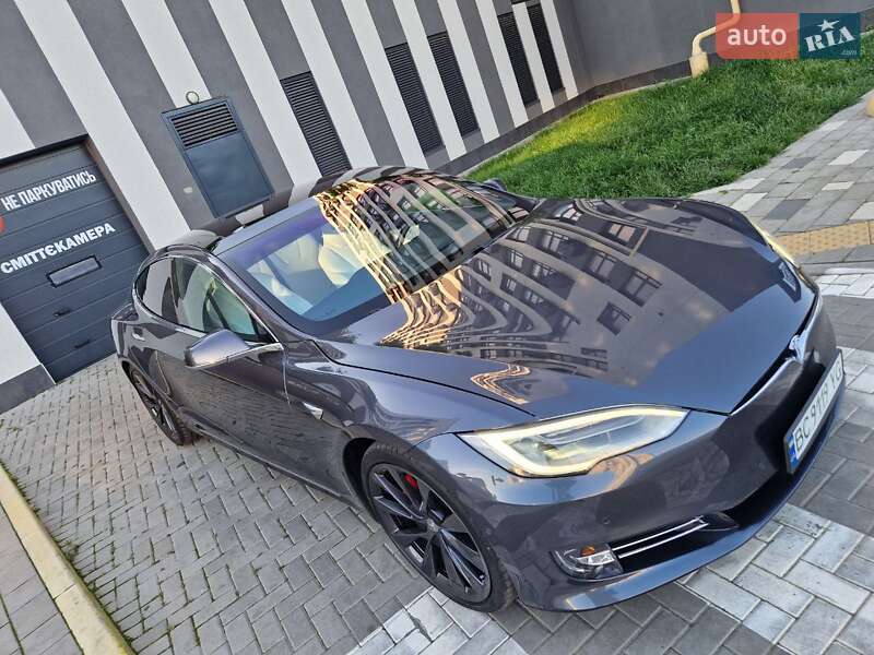 Лифтбек Tesla Model S 2018 в Львове