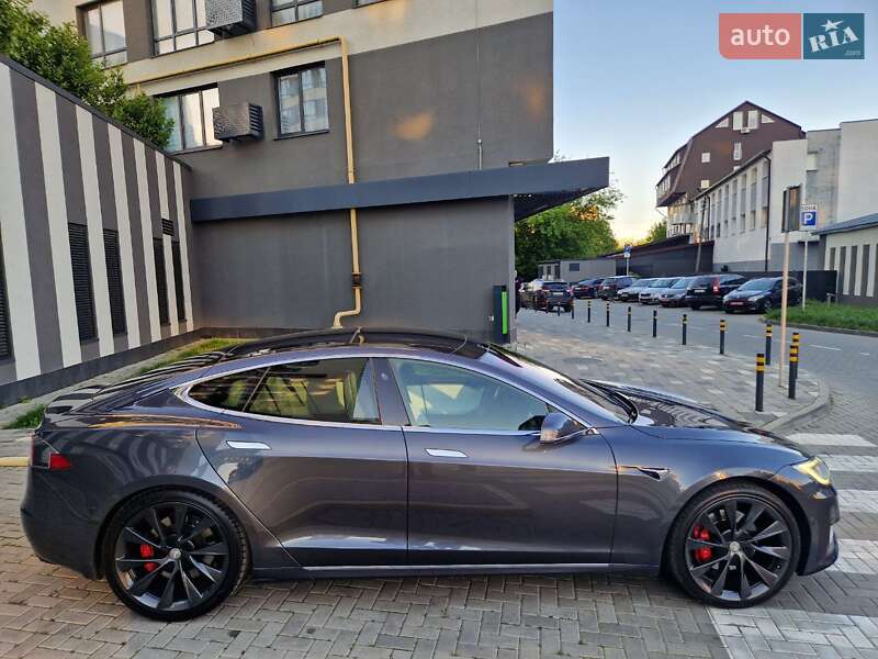 Лифтбек Tesla Model S 2018 в Львове