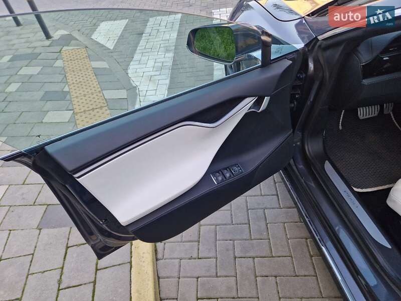 Лифтбек Tesla Model S 2018 в Львове