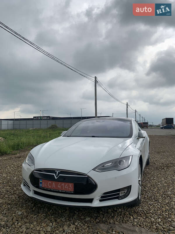 Лифтбек Tesla Model S 2015 в Львове