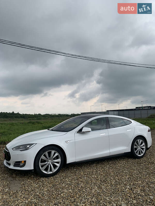 Лифтбек Tesla Model S 2015 в Львове