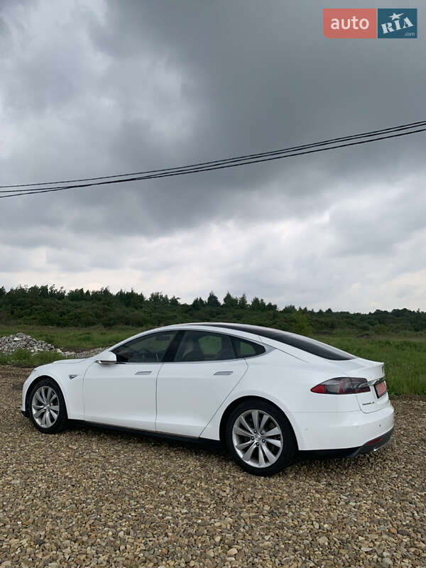 Лифтбек Tesla Model S 2015 в Львове