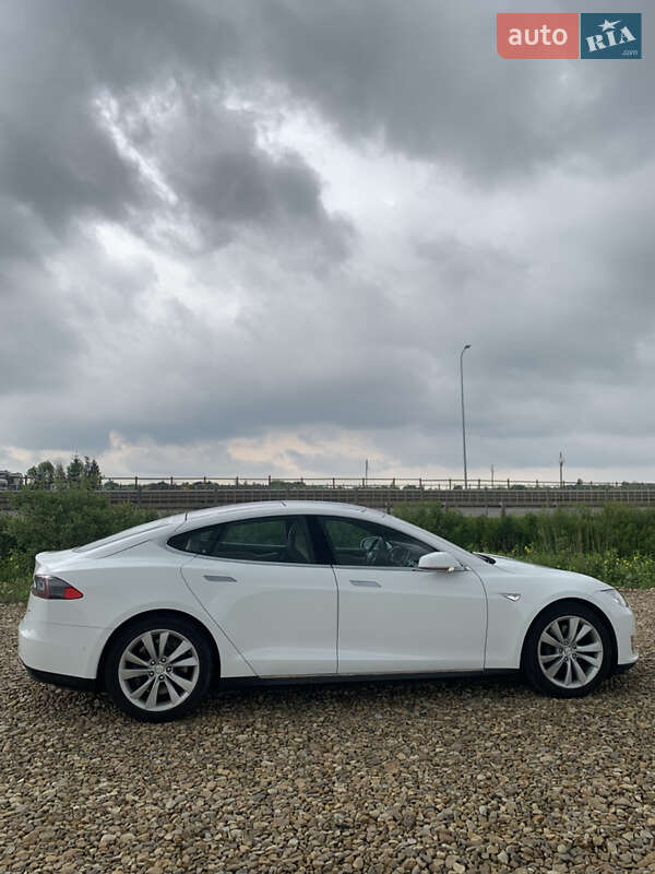 Лифтбек Tesla Model S 2015 в Львове