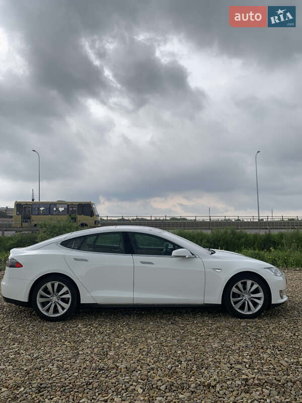 Лифтбек Tesla Model S 2015 в Львове