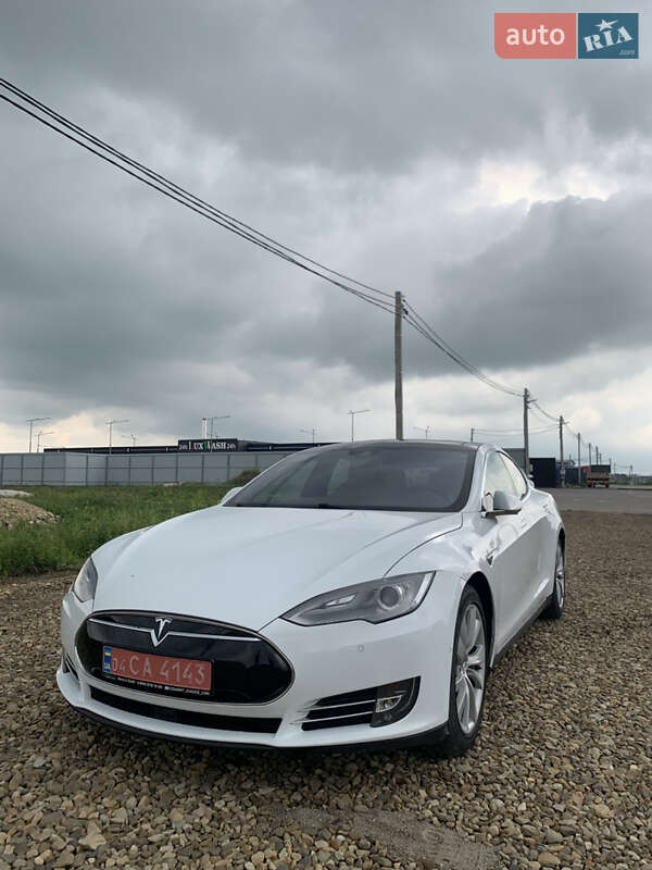 Лифтбек Tesla Model S 2015 в Львове
