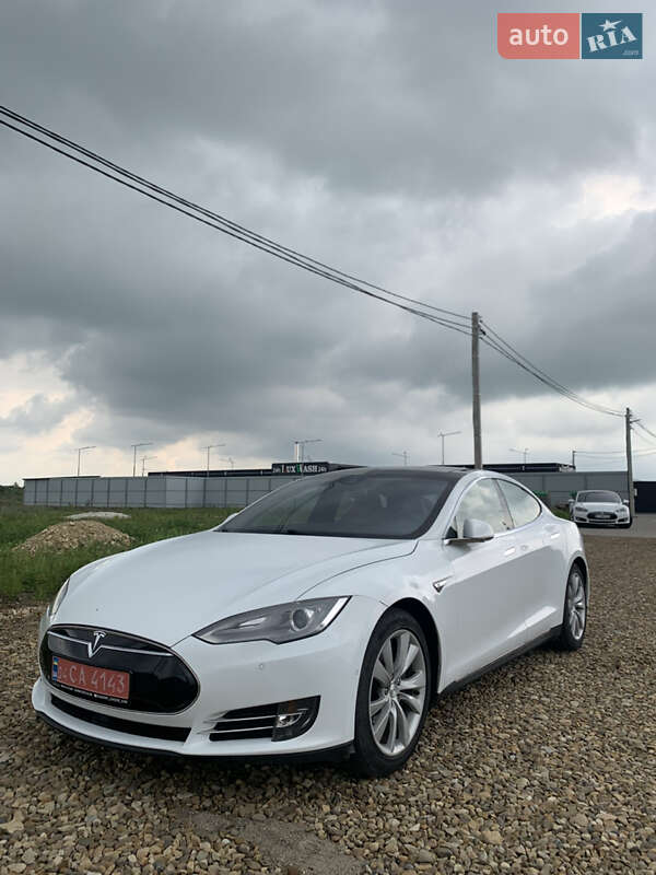 Лифтбек Tesla Model S 2015 в Львове