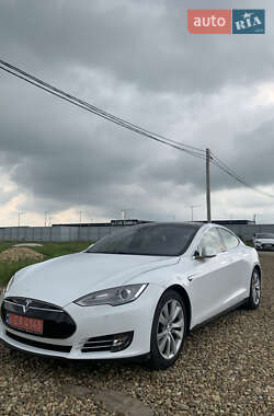 Лифтбек Tesla Model S 2015 в 