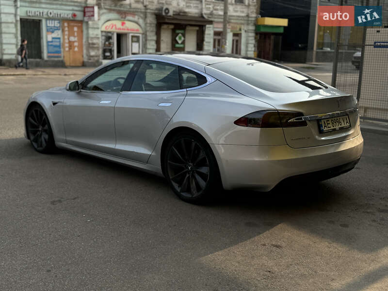 Лифтбек Tesla Model S 2017 в Киеве фото 4 Лифтбек Tesla Model S 2017 в Киеве