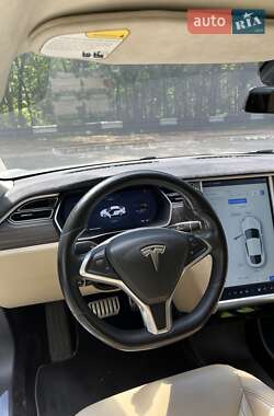 Лифтбек Tesla Model S 2015 в 