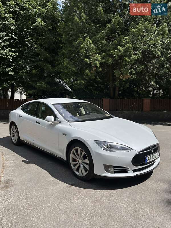 Лифтбек Tesla Model S 2015 в 