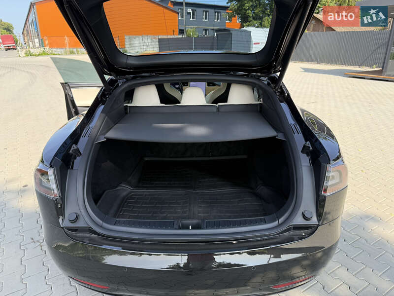 Лифтбек Tesla Model S 2019 в Виннице