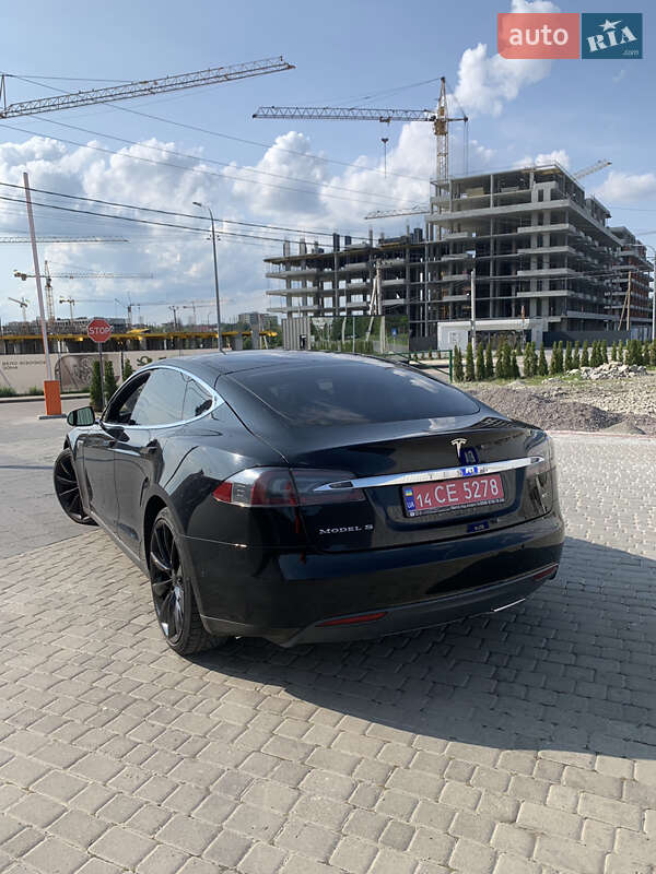 Лифтбек Tesla Model S 2015 в Львове
