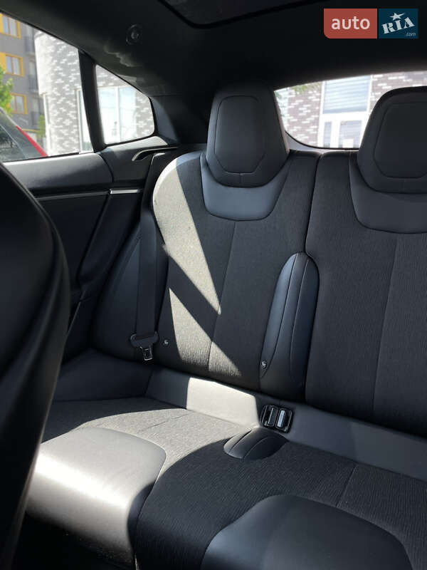 Лифтбек Tesla Model S 2017 в Ирпене