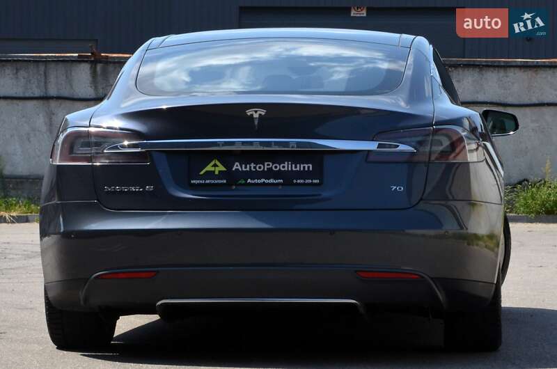 Ліфтбек Tesla Model S 2016 в Києві