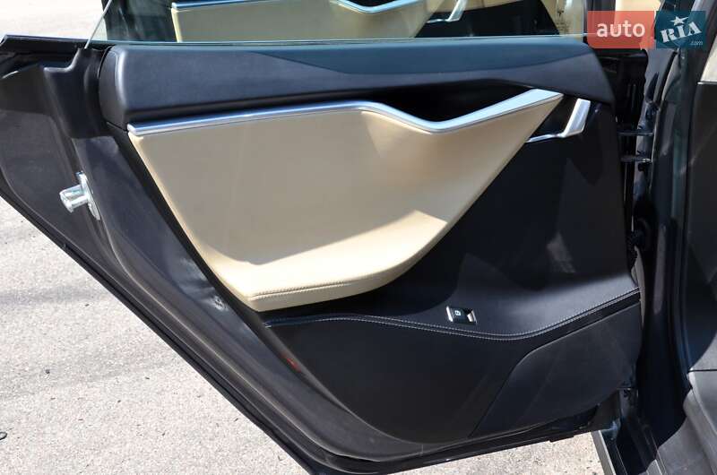 Ліфтбек Tesla Model S 2016 в Києві