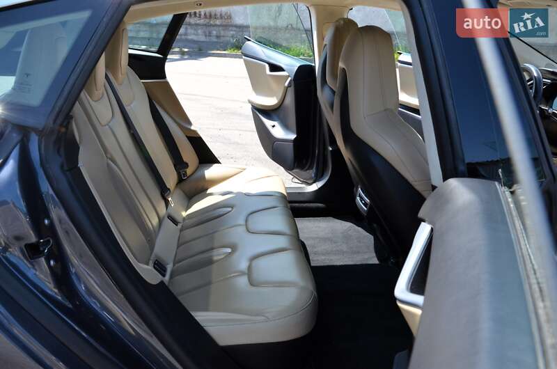 Ліфтбек Tesla Model S 2016 в Києві