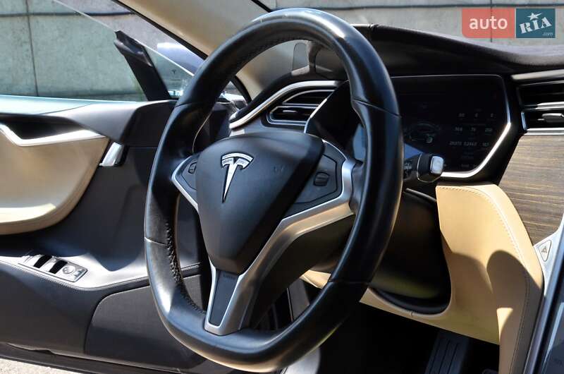 Ліфтбек Tesla Model S 2016 в Києві