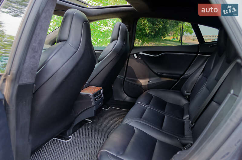 Лифтбек Tesla Model S 2018 в Киеве