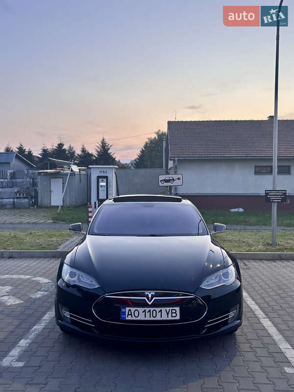 Лифтбек Tesla Model S 2014 в 