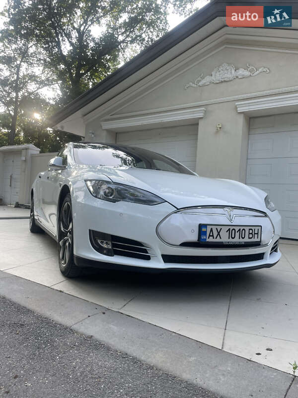 Лифтбек Tesla Model S 2016 в 