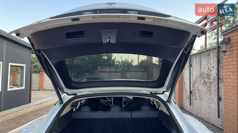 Ліфтбек Tesla Model S 2014 в Кривому Розі