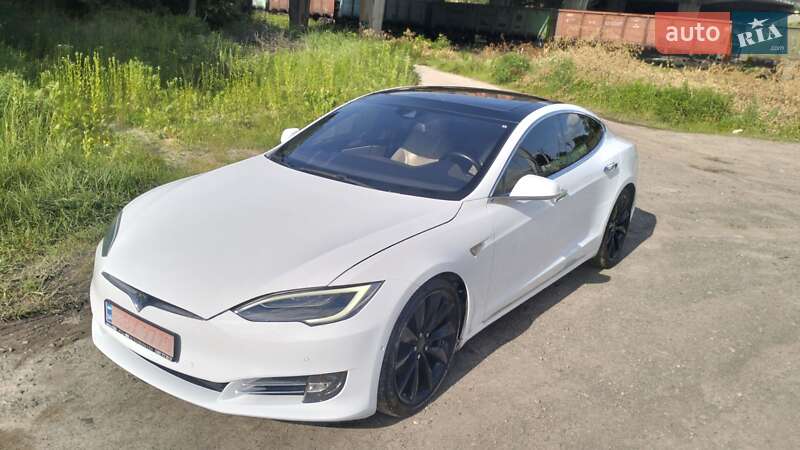 Лифтбек Tesla Model S 2016 в Львове