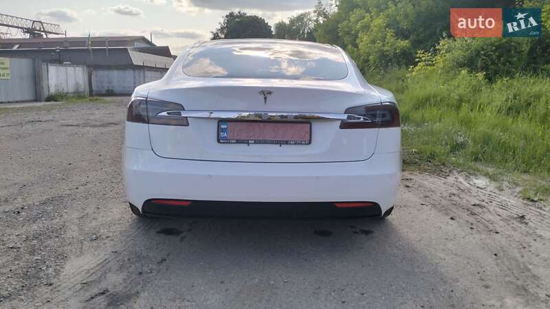 Лифтбек Tesla Model S 2016 в Львове