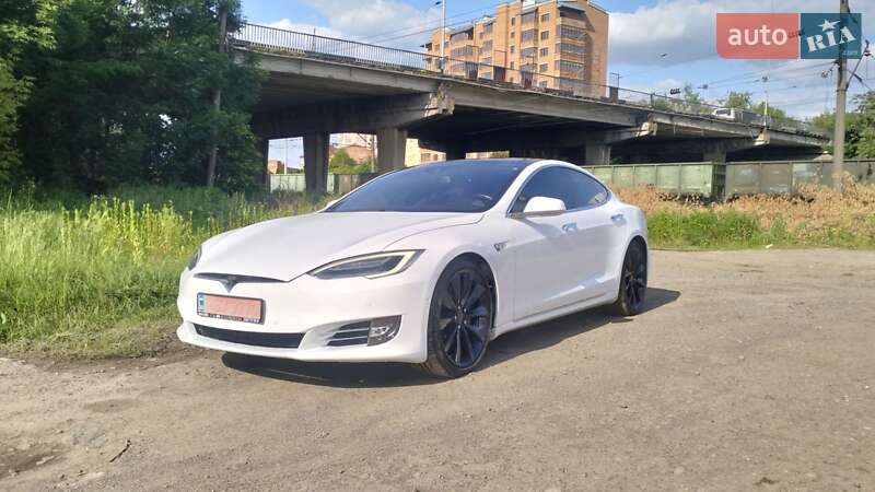 Лифтбек Tesla Model S 2016 в Львове