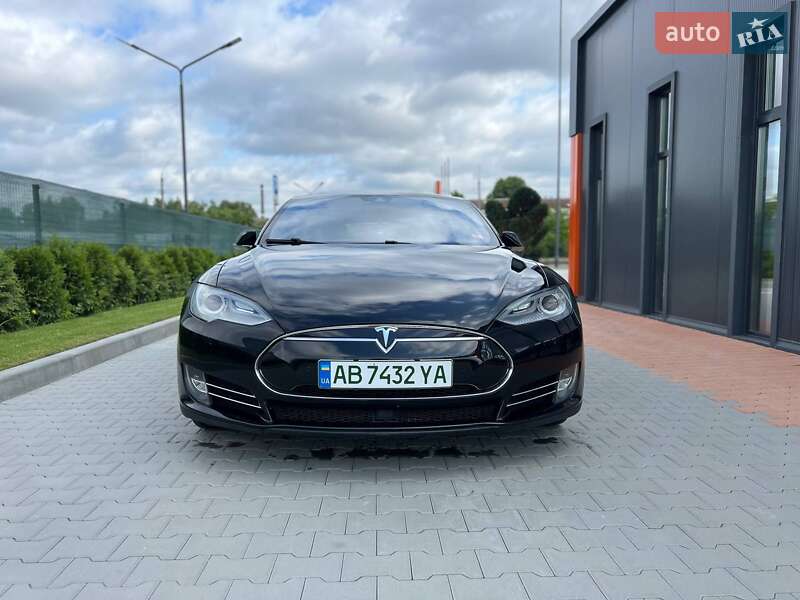 Лифтбек Tesla Model S 2015 в Виннице