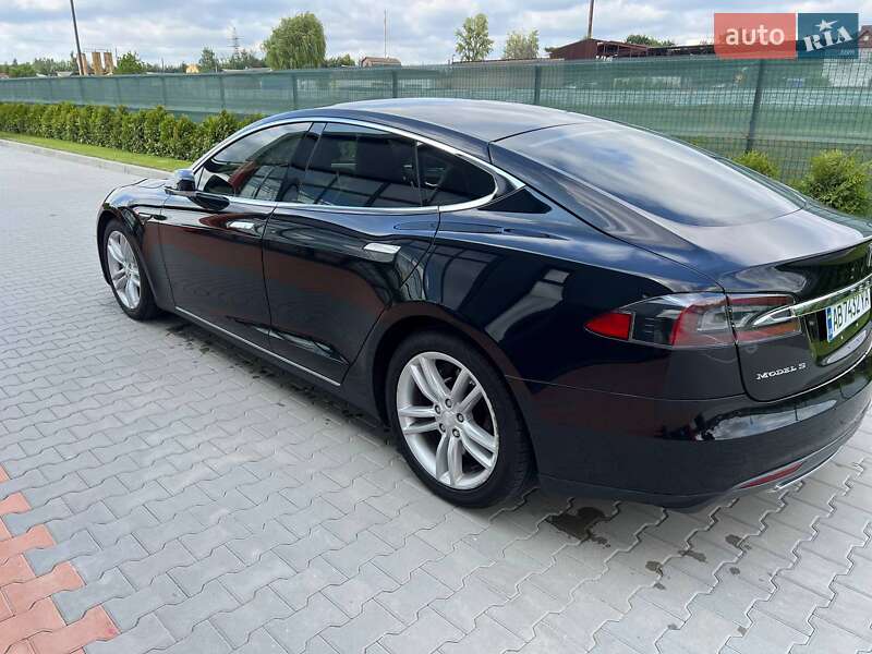 Лифтбек Tesla Model S 2015 в Виннице