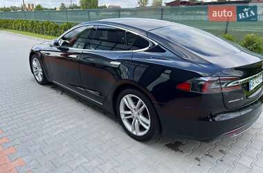 Лифтбек Tesla Model S 2015 в 