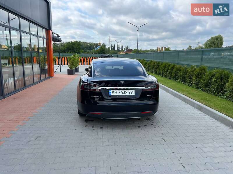Лифтбек Tesla Model S 2015 в Виннице