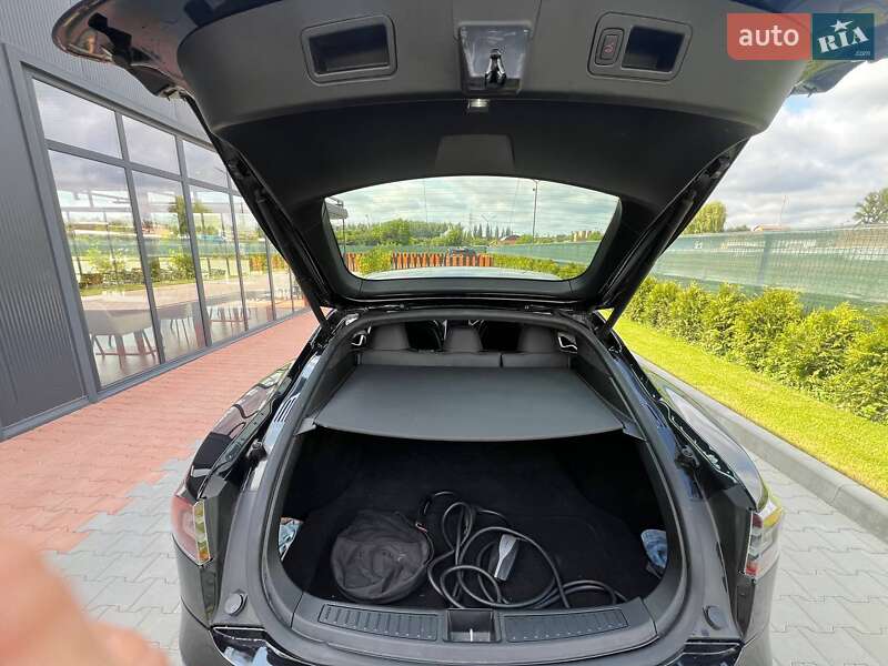 Лифтбек Tesla Model S 2015 в Виннице