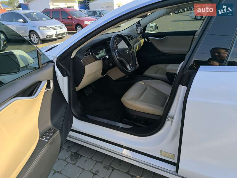 Ліфтбек Tesla Model S 2017 в Чернівцях