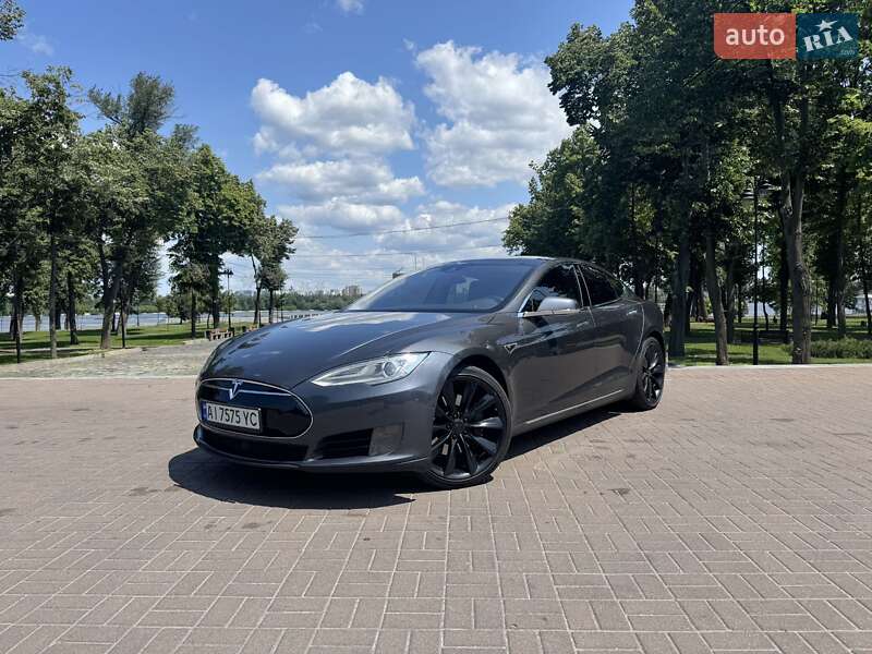 Лифтбек Tesla Model S 2015 в 