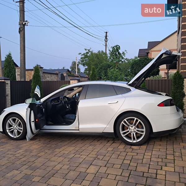 Ліфтбек Tesla Model S 2014 в Вінниці