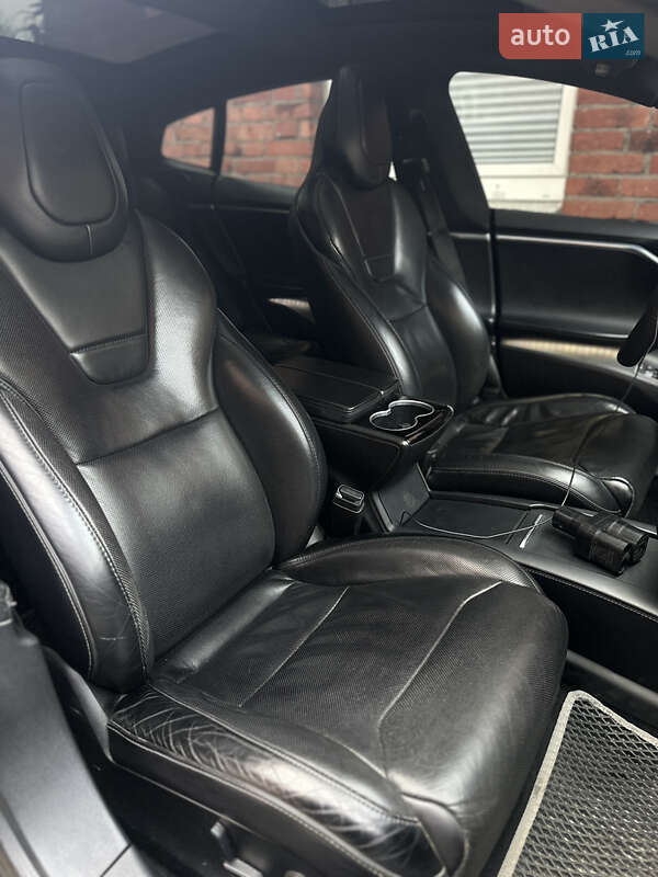 Лифтбек Tesla Model S 2017 в Львове